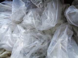 Auch Verpackungsmaterialien wie Schutzfolien von Glas- und Metalltüren sind wertvolle wiederverwendbare Materialien und kein Abfall.