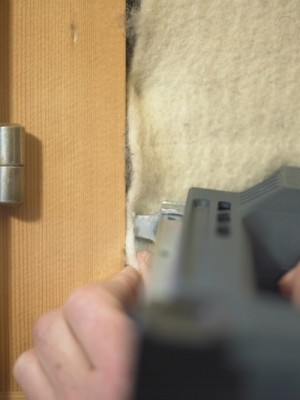 Auf der Unterkonstruktion wird das Dämmvlies festgetackert