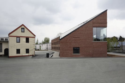 Ostfassade mit Pultdach auf dem Erweiterungsbau