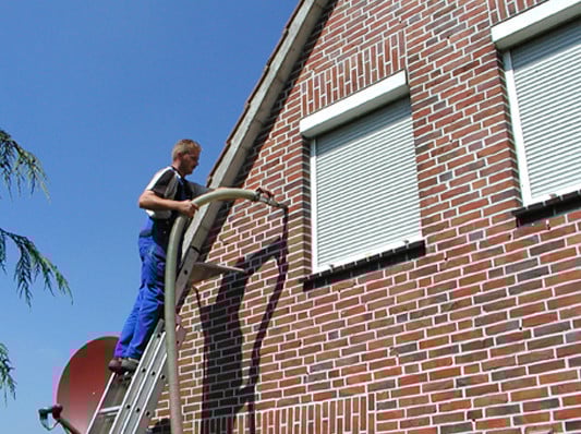 Nachträgliche Dämmung zweischaliger Wände | Dämmstoffe | Modernisierung