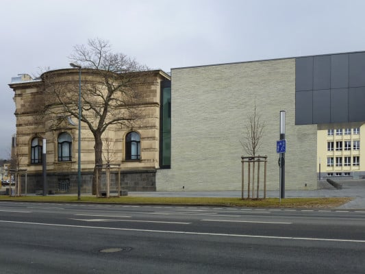 Die Fassade des Erweiterungsbaus wurde minimalistisch gestaltet