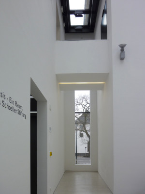 Die Glasfuge zwischen Alt- und Neubau wird im Innenraum durch Oberlichter deutlich