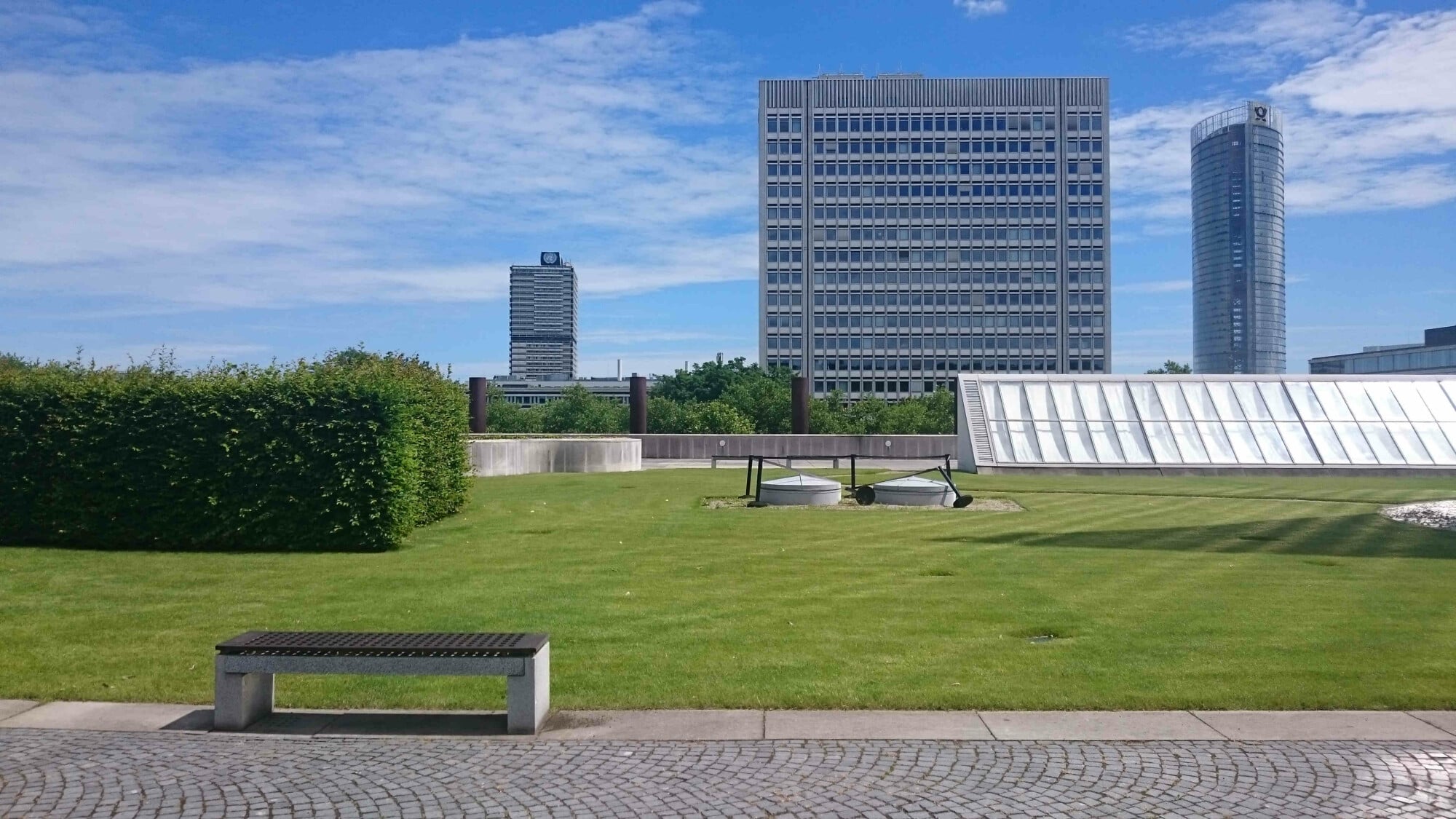 Dachgarten auf der Bundeskunsthalle in Bonn (1992, Architekt: Gustav Peichl) mit Blick auf den Langen Eugen (1969, Architekt: Egon Eiermann), das Tulpenfeld-Hochhaus (1967, Architekt: Hanns Dustmann) sowie den Post-Tower (2002, Architekten: Murphy und Jahn)
