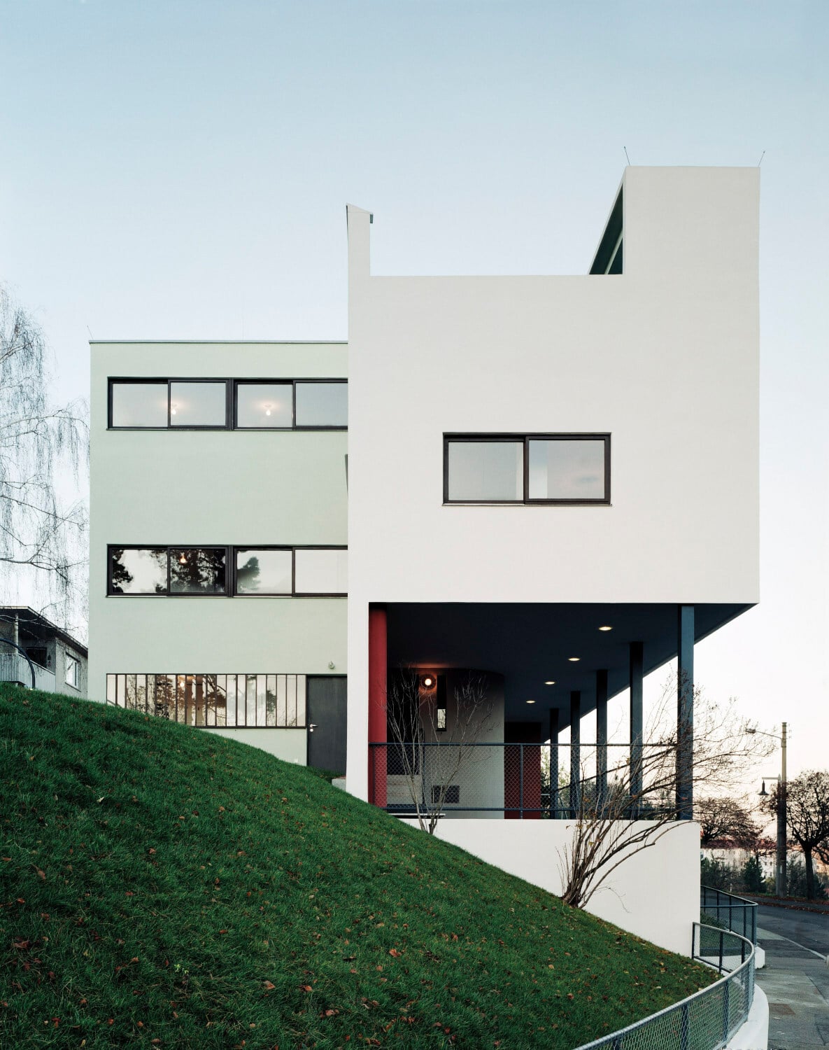 Seitenansicht des Doppelhauses von Le Corbusier und Pierre Jeanneret in der Stuttgarter Weißenhofsiedlung