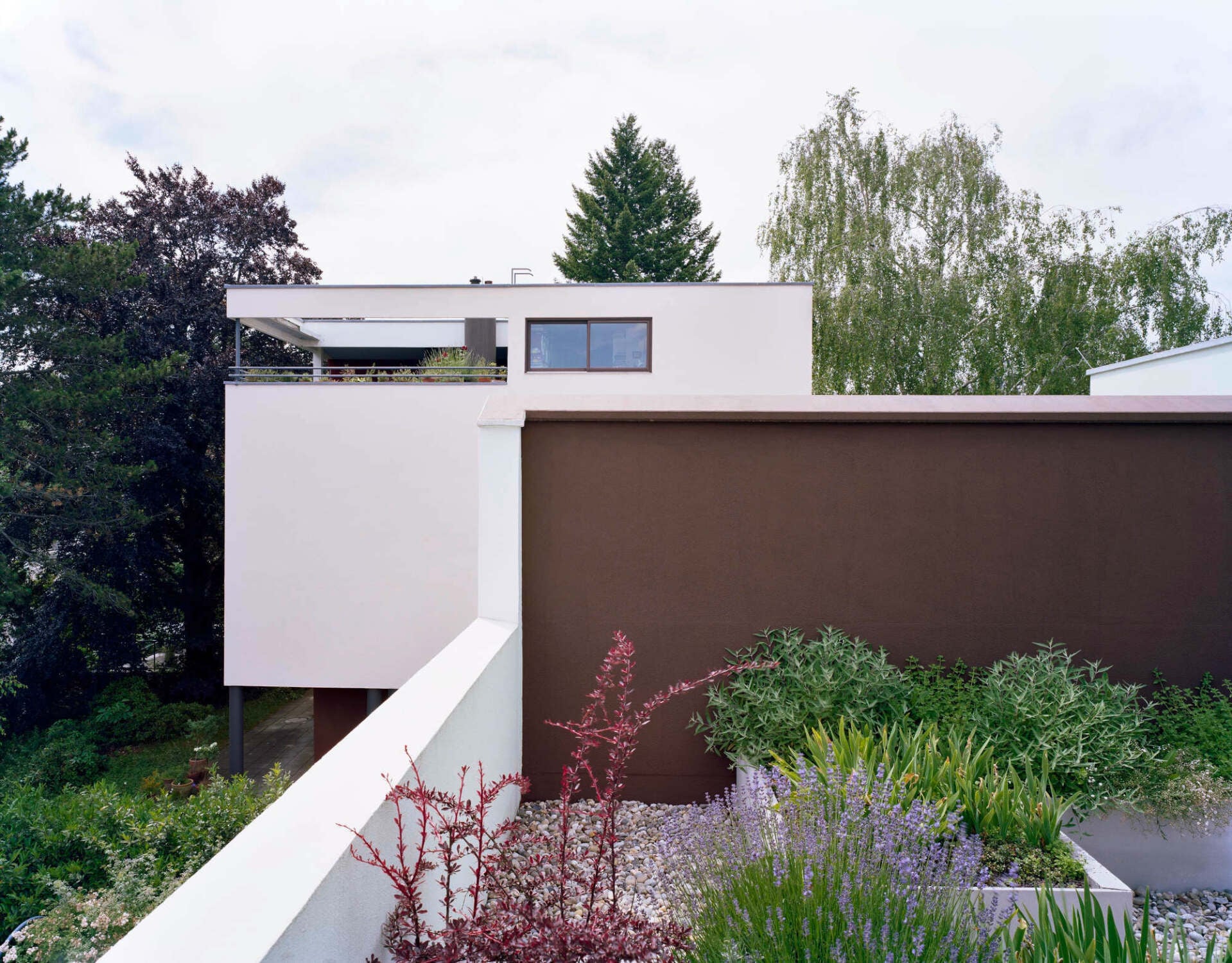 Terrasse des Doppelhauses von Le Corbusier und Pierre Jeanneret (heute das Weißenhofmuseum), im Hintergrund das von ihnen entworfene Einfamilienhaus