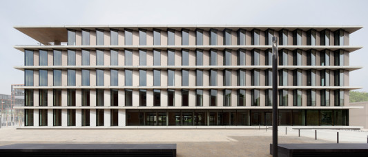 Die Fassade ist durch den Wechsel von Glas- und Aluminiumflächen geprägt 