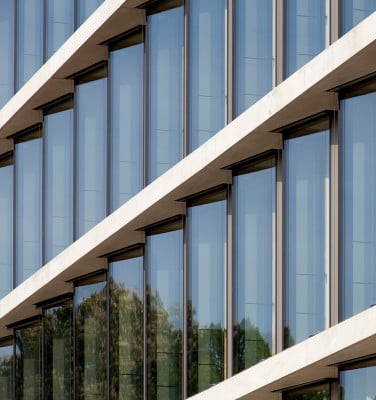 Besonderes Merkmal des Gebäudes: die schräg stehenden, hintereinander gereihten Fenster