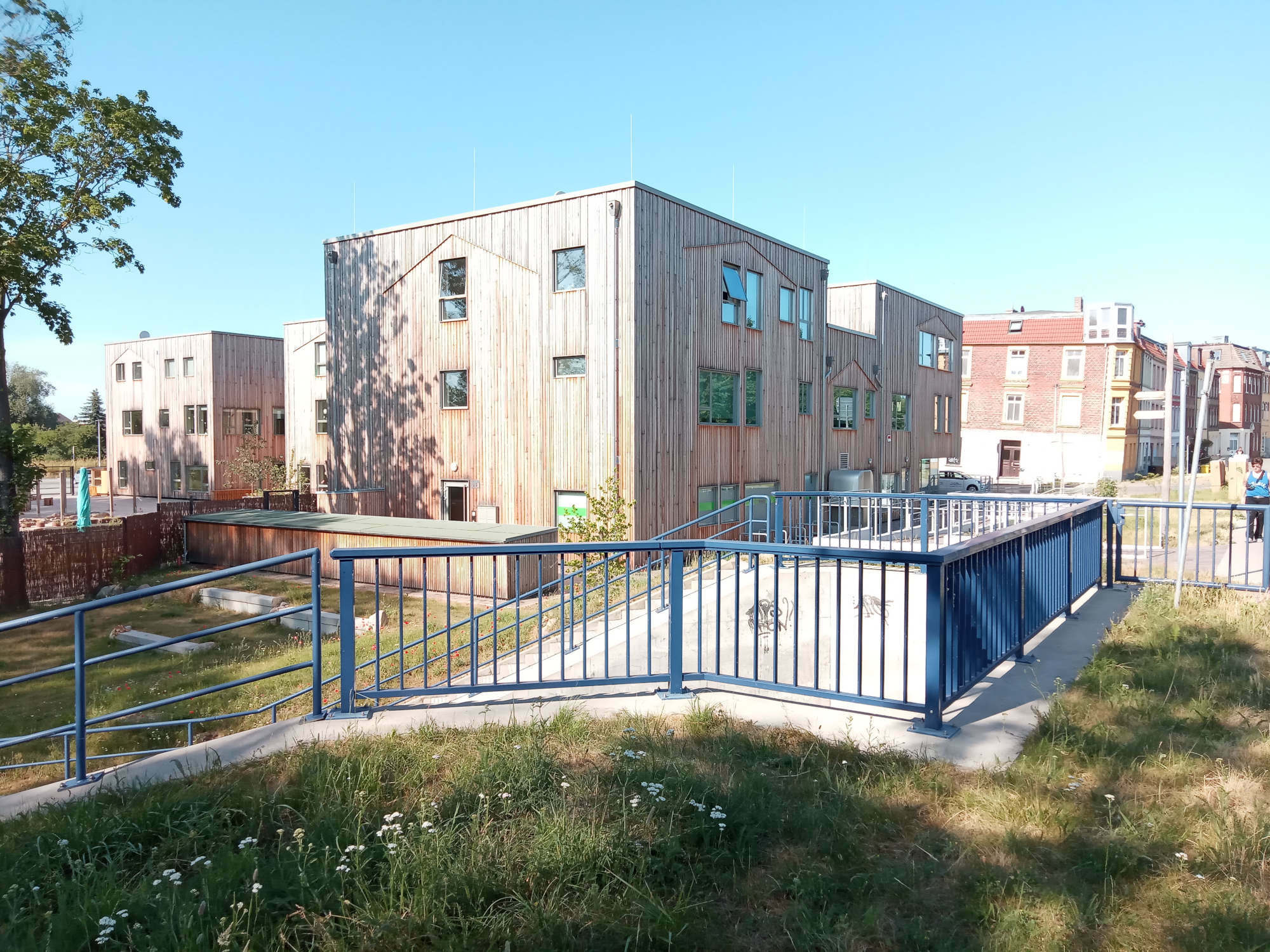 Holzrahmenbau mit außenliegender Entwässerung: Die Kita Stadtspatzen in Wismar (Freiort Architekten, 2019)