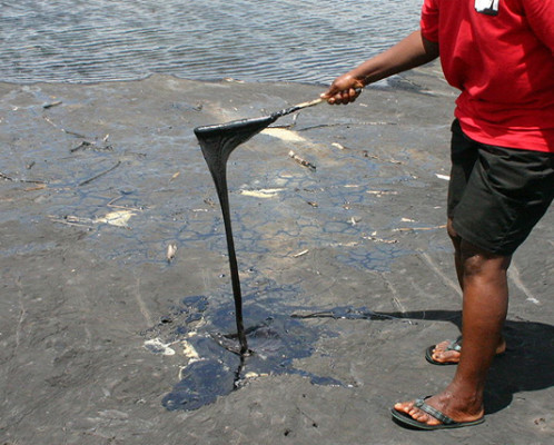 Der Asphaltsee oder engl. Pitch Lake im Südwesten der Karibikinsel Trinidad ist das größte Vorkommen dieser Art der Welt