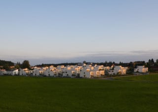 Die Siedlung befindet sich am westlichen Ortsrand von Rütihof