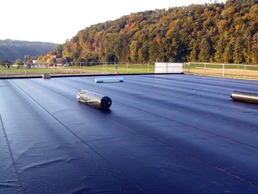 EPDM-Dachbahn auf einer Werkshalle in der Schweiz