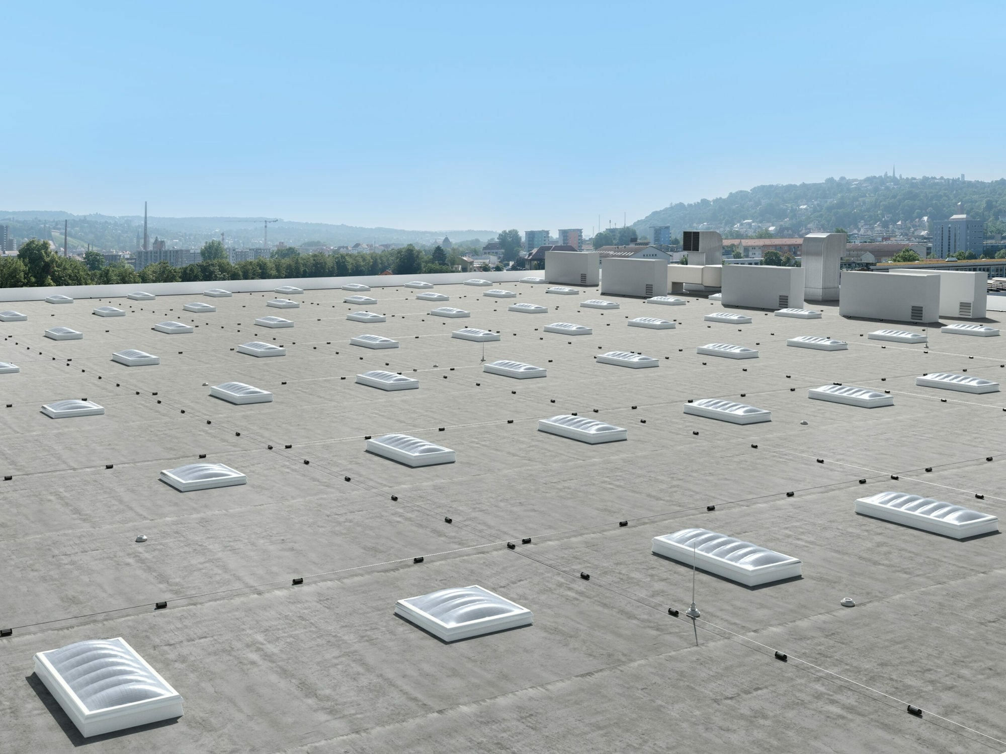 Wellenförmige Lichtkuppeln auf einer Gewerbehalle
