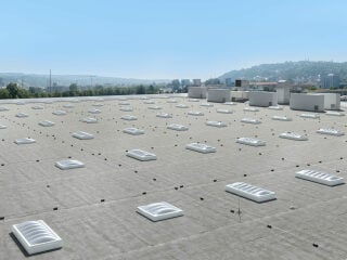 Wellenförmige Lichtkuppeln auf einer Gewerbehalle