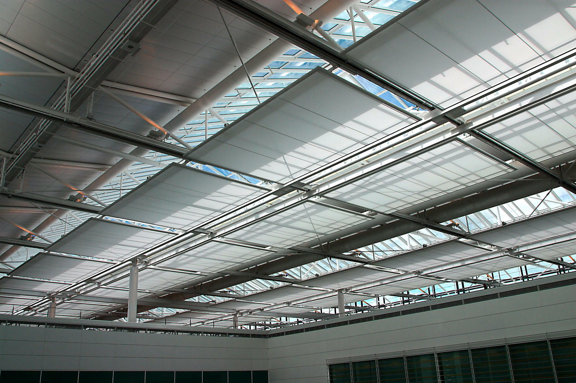 Lichtsegel als Sonnenschutz unter den Glasdächern im Terminal 2