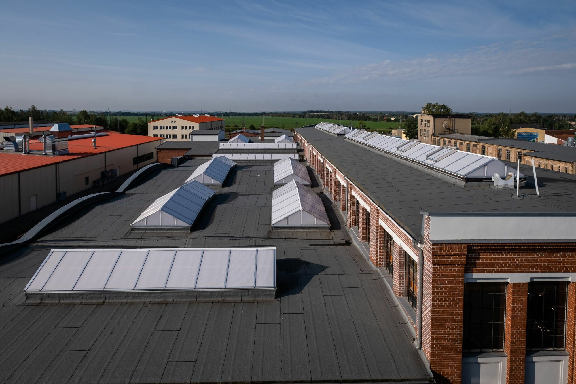 Eine ehemalige Produktionshalle in Wurzen wird heute für verschiedene Veranstaltungen genutzt; zahlreiche Lichtbänder in verschiedenen Größen (Breiten: 2,40 bis 3,90 m, Längen: 4,50 bis 27,80 m) sorgen für Tageslicht. 