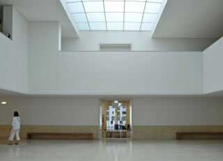 Durch Zenitlicht kann eine dreifach höhere Lichtmenge erreicht werden als durch gleich große, seitliche Fenster.