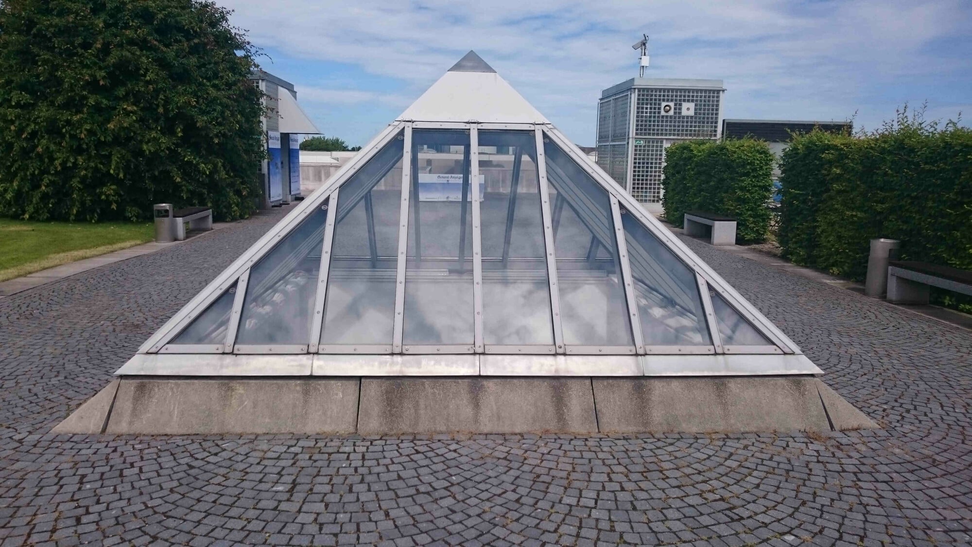 Glaspyramide auf dem Dach der Bundeskunsthalle in Bonn