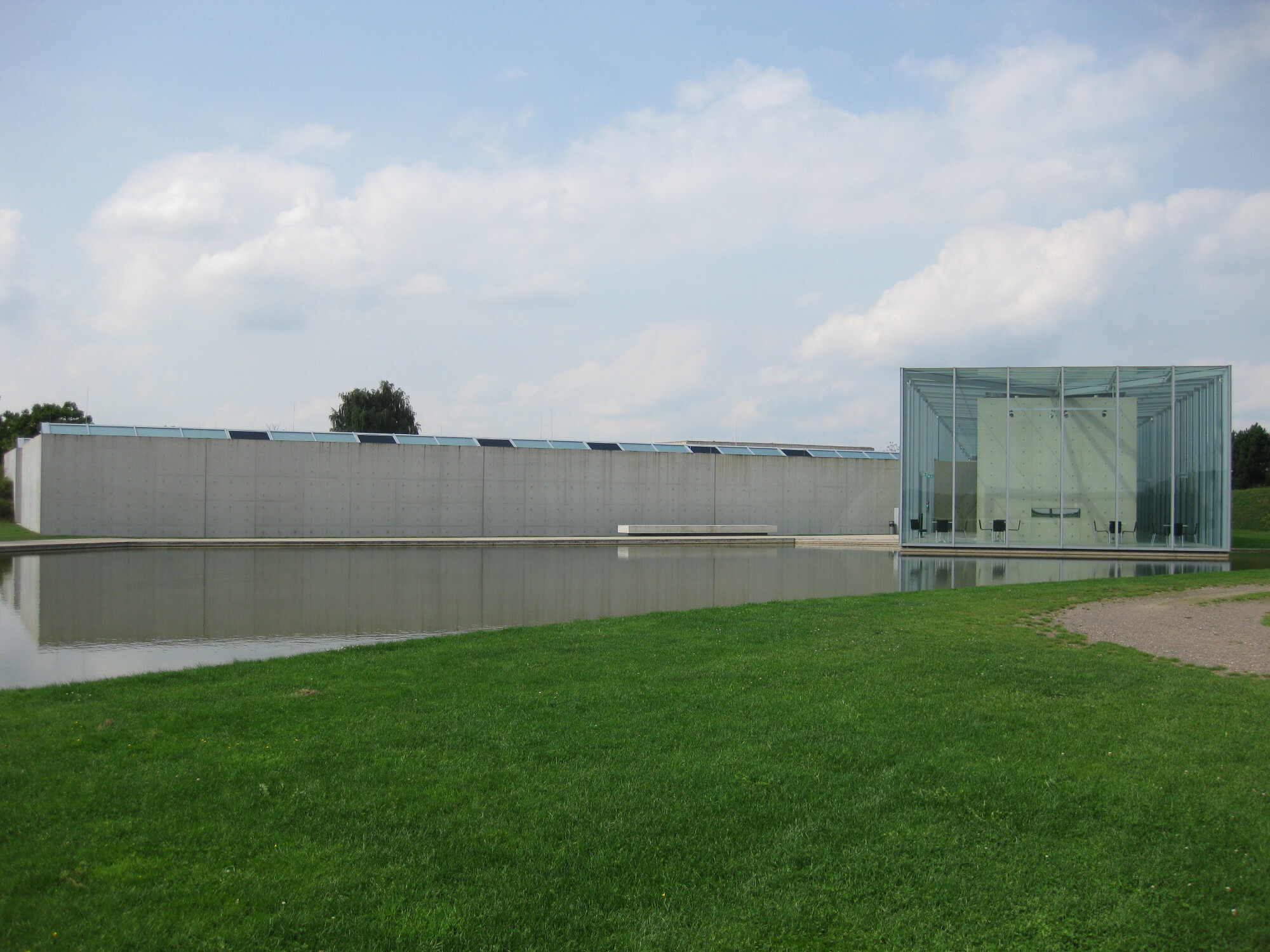 Glasdach: Das Eingangsgebäude der Langen Foundation bei Neuss (2004) nach Plänen von Tadao Ando ist als Vitrine konzipiert.