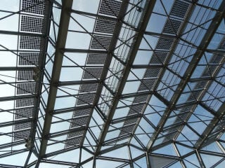 Glasdachelemente mit PV-Modulen im Dach des Umweltbundesamts in Dessau.