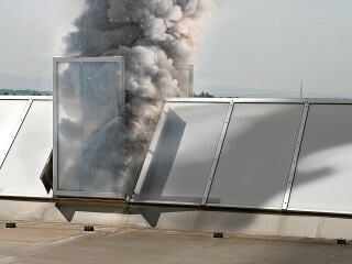 RWG nach DIN dürfen eine maximale Seitenlänge von 2,50 Metern aufweisen und müssen mit ihrer Basis/Unterkonstruktion mindestens 25 cm über der angrenzenden Dachoberfläche liegen.