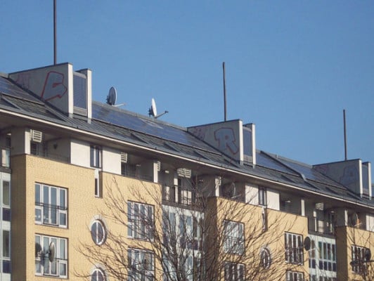 Solarkollektoren (Flachkollektoren) auf dem Dach eines Berliner Wohn- und Geschäftshauses