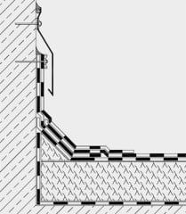 Die Bitumenbahnen werden über einen Dämmkeil hochgeführt, das Überhangblech mit Dichtungsmasse gekittet