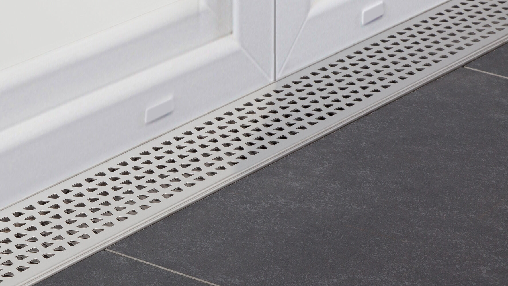 Beispiel Drainagerinne (Schlüter-Troba-Line), kombinierbar mit verschiedenen Systemaufbauten für Balkone und Terrassen