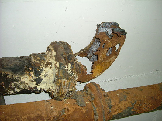 Durch Thermalwasser korrodiertes Rohr