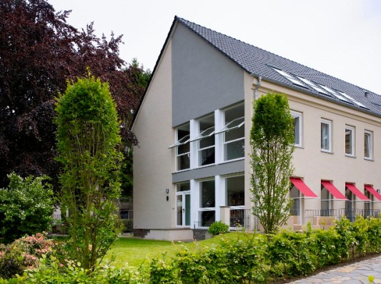 Giebelseite mit bodentiefen Fenstern