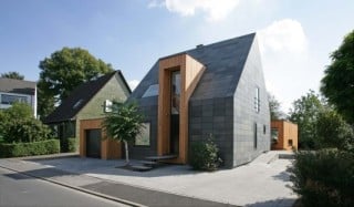 Straßenansicht: Dach und Fassade aus Schiefer gehen in einander über