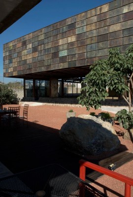 Eine Terrasse mit Garten verbindet die Künstlerateliers mit dem Café