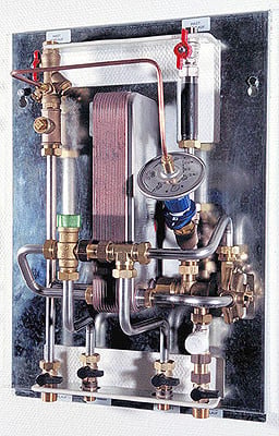 Innenleben einer Warmwasseraufbereitungsstation mit Plattenwärmetauscher