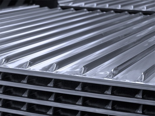 Bei Plattenwärmetauschern strömt die Luft durch ein Paket aus parallelen, dünnen Aluminium- oder Edelstahlplatten