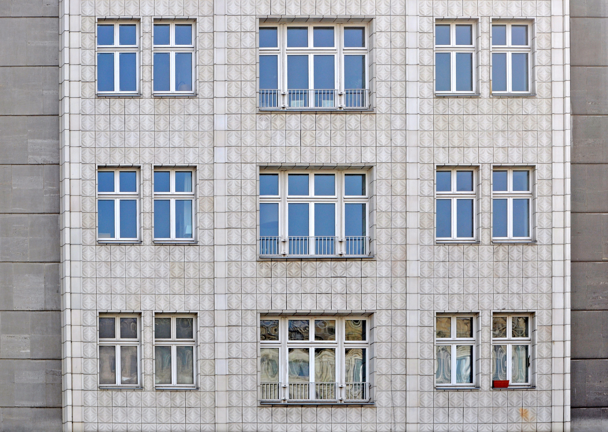 Keramikfassade an der Berliner Karl-Marx-Allee; Architekten: Richard Paulick, Hermann Henselmann u.a.