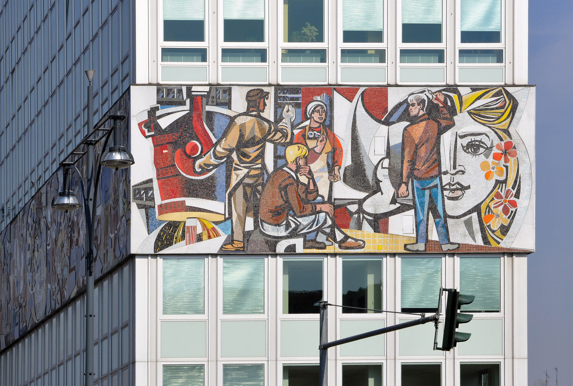 125 Meter langes und 7 Meter breites Bildmosaik des Künstlers Walter Womacka am Haus des Lehrers in Berlin
