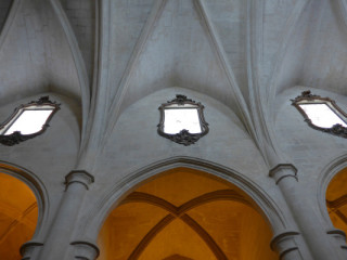 Aufgrund ihrer Lichtdurchlässigkeit wurden Onyxmarmore häufig als Kirchenfenster eingesetzt, hier in der Basilika Santa Maria in Alicante
