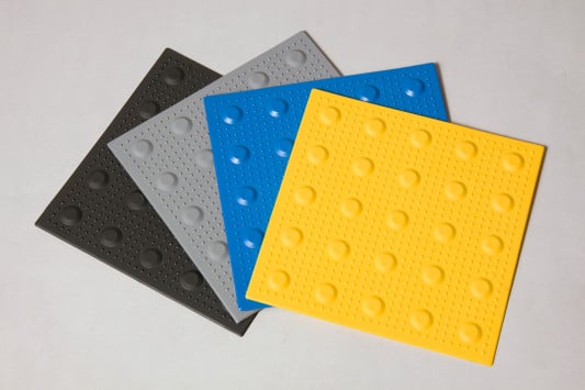 Die Platten oder Markierungen bestehen aus thermoplastischem Polyurethan (TPU); Oberflächenstruktur, Form und Farbe gibt es in unterschiedlichen Varianten