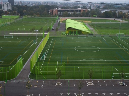 Die gesamte Sportanlage Heerenschürli ist der Öffentlichkeit zugänglich und gegliedert durch ein zentrales Achsenkreuz