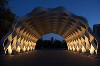 Der Pavillon wurde in Form eines Tonnengewölbes errichtet