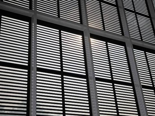 Ostfassade einer Industriehalle mit integrierten PV-Dünnschicht-Modulen