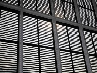 Ostfassade einer Industriehalle mit integrierten PV-Dünnschicht-Modulen