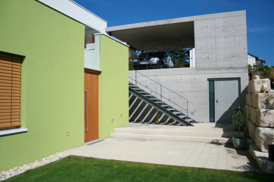 Eingang zum Büro: Von der Straße aus erfolgt der Zugang über die Stahltreppe neben dem Carport