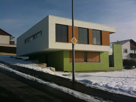Das Gebäude von der Straße aus (Südansicht)