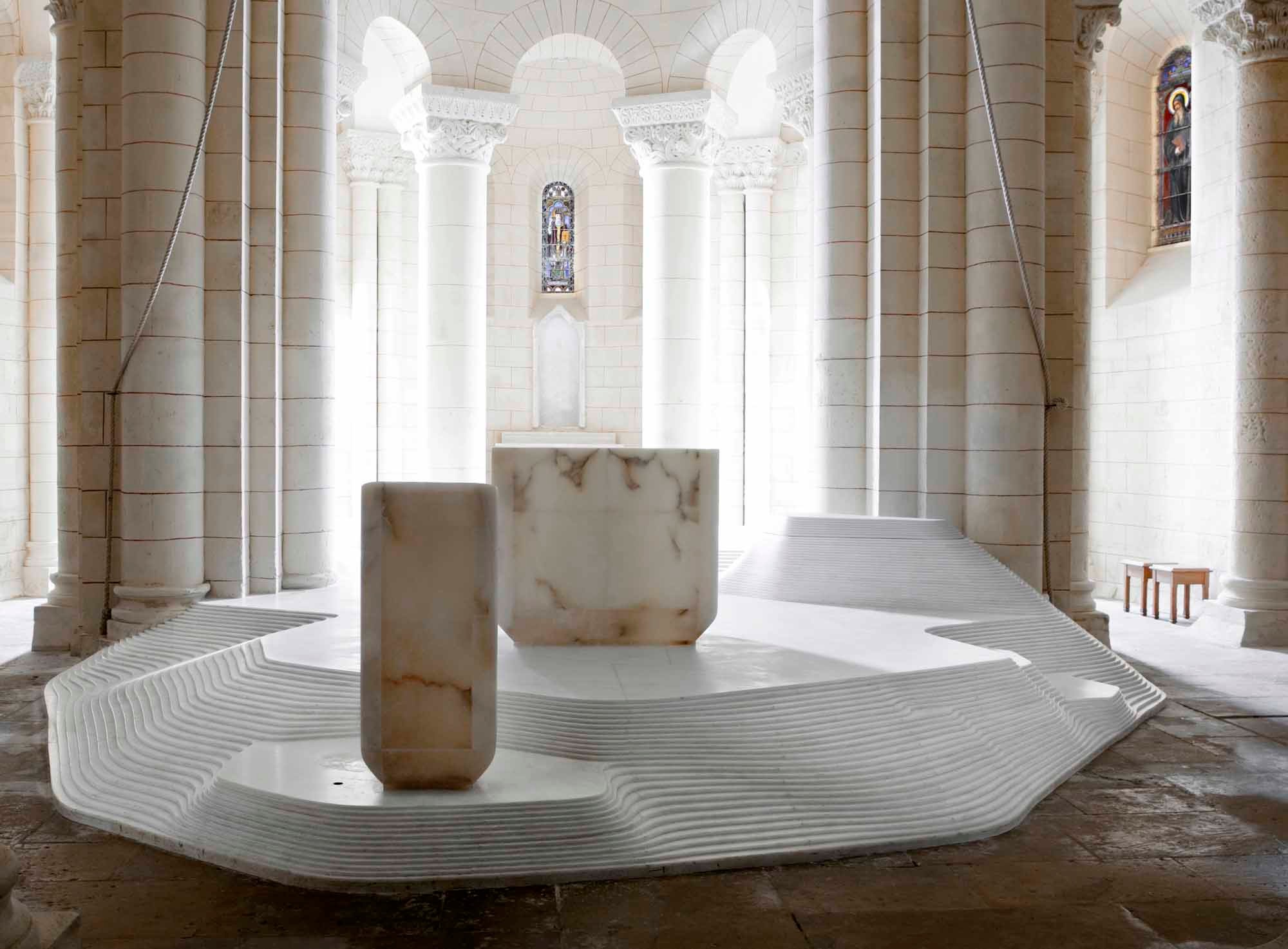 Altar, Ambon und Kruzifix sind als additive Elemente in die Skulptur integriert