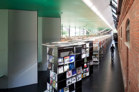 Glasfuge und historische Backsteinwand im Inneren