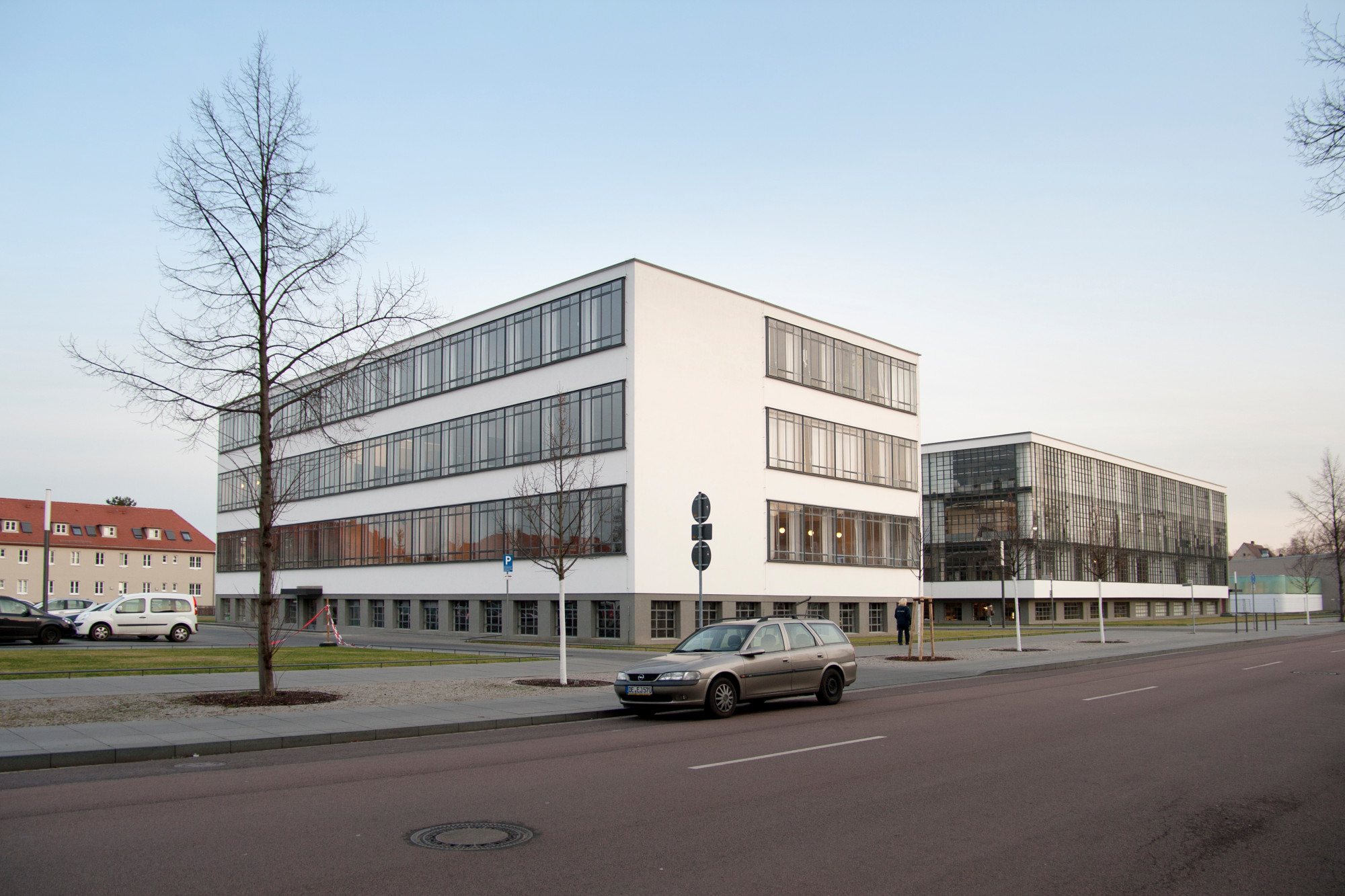 Ansicht von Nordwesten nach Erneuerung der Fenster am Nordflügel (rechts befindet sich das Werkstattgebäude)