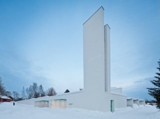 Glockenturm an der südwestlichen Ecke des Gebäudes