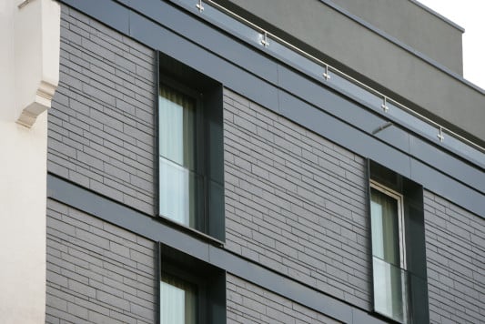 Baustoffklasse A1: Schieferfassade an einem Hotel in Frankfurt