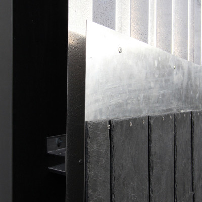 Detail der Schieferfassade auf Aluminiumunterkonstruktion