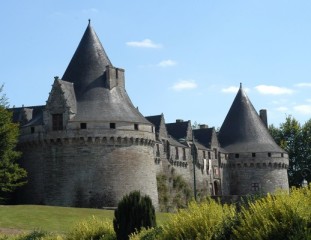 Frankreich ist berühmt für seine vielen Schieferdächer, z.B. beim Château de Pontivy in der Bretagne